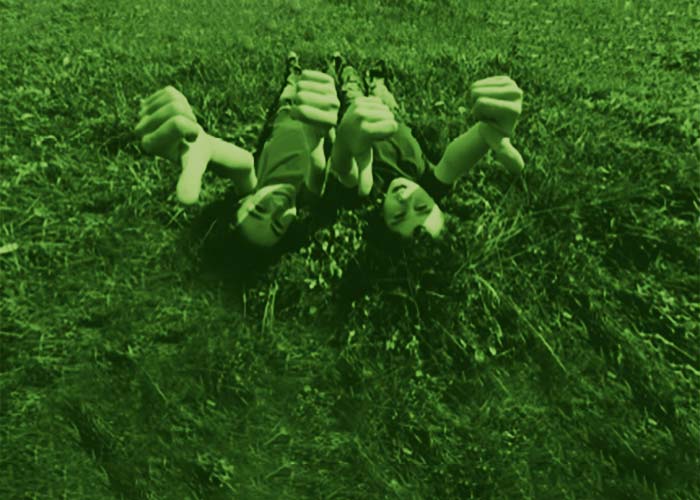 Foto niños acostados en el pasto