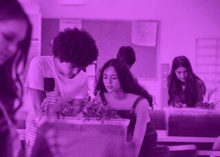 Foto estudiantes investigando una planta