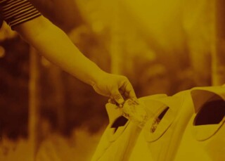 Foto mano reciclando botella plástica