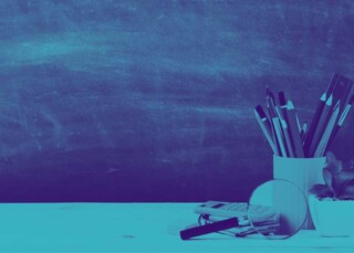 Foto fondo de pizarra con lapicero